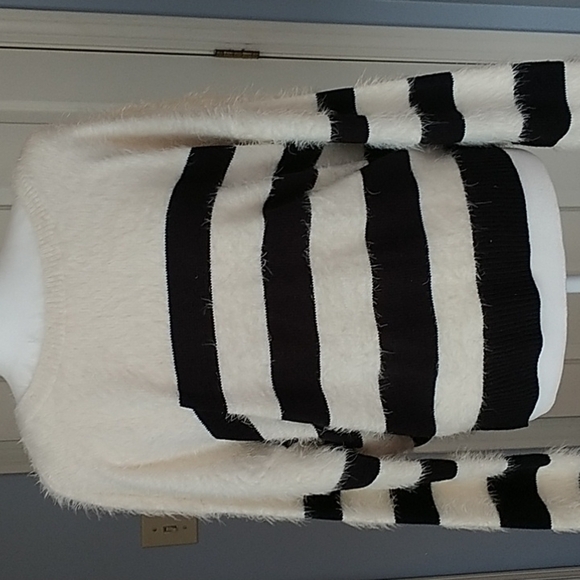 DKNY White & Black Fuzzy Striped Oversized Sweater M - Picture 4 of 11